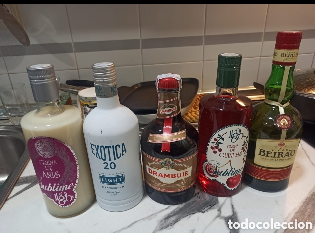 Botellas antiguas: Lote de 5 botellas de licor - Foto 1
