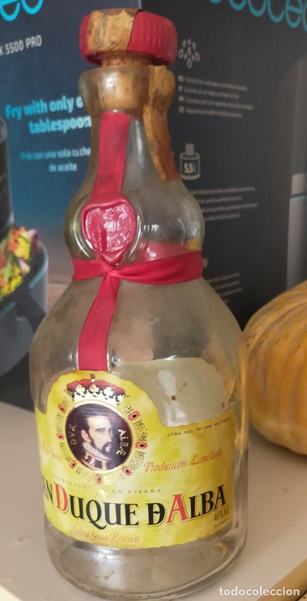 Botellas antiguas: BOTELLA DE VIDRIO DUQUE DE ALBA VAC&Iacute;A - Foto 1