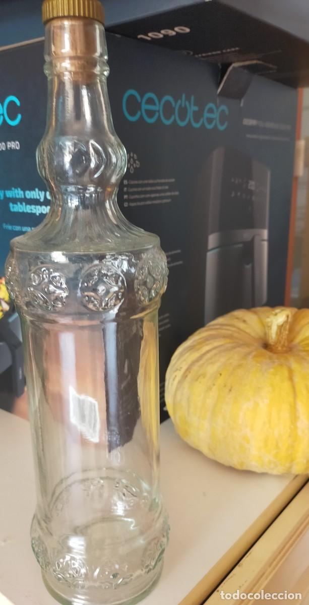 Botellas antiguas: BOTELLA DE VIDRIO LABRADA CON DETALLES VINICOLAS - Foto 1