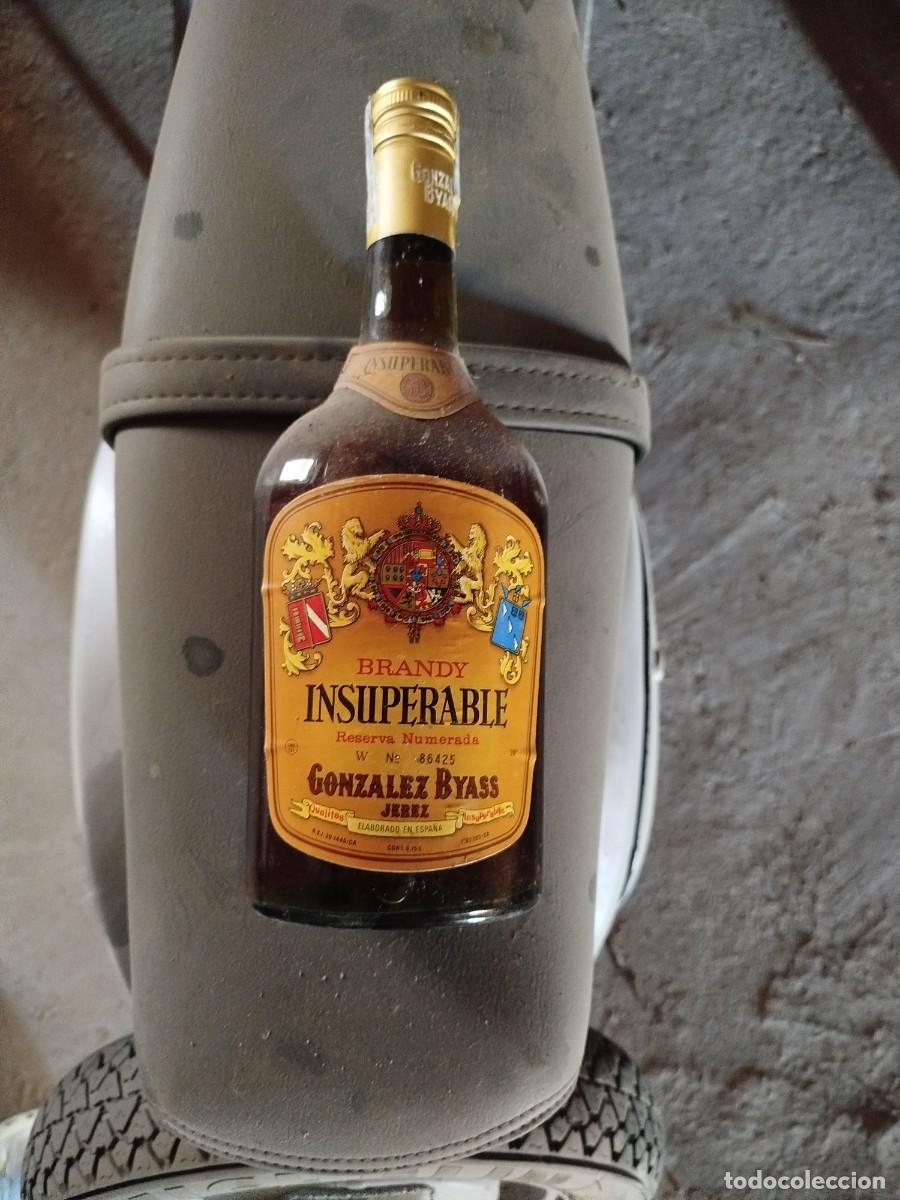 Botellas antiguas: Botella de brandy INSUPERABLE reserva Gonz&aacute;lez Byass - Foto 1