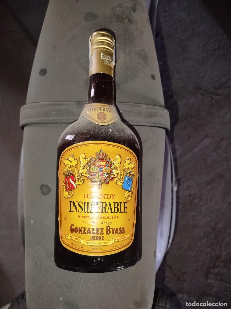 Botellas antiguas: Botella de brandy INSUPERABLE reserva Gonz&aacute;lez Byass - Foto 2