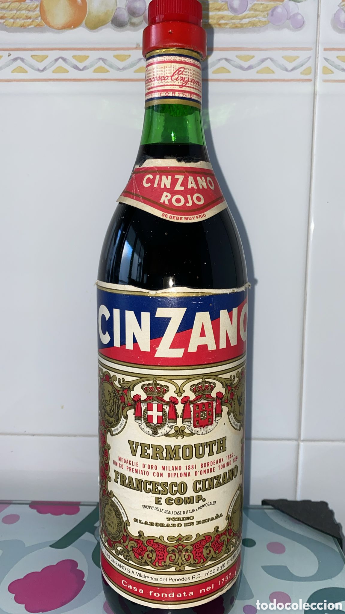 Botellas antiguas: Botella antigua Cinzano rojo - Foto 1