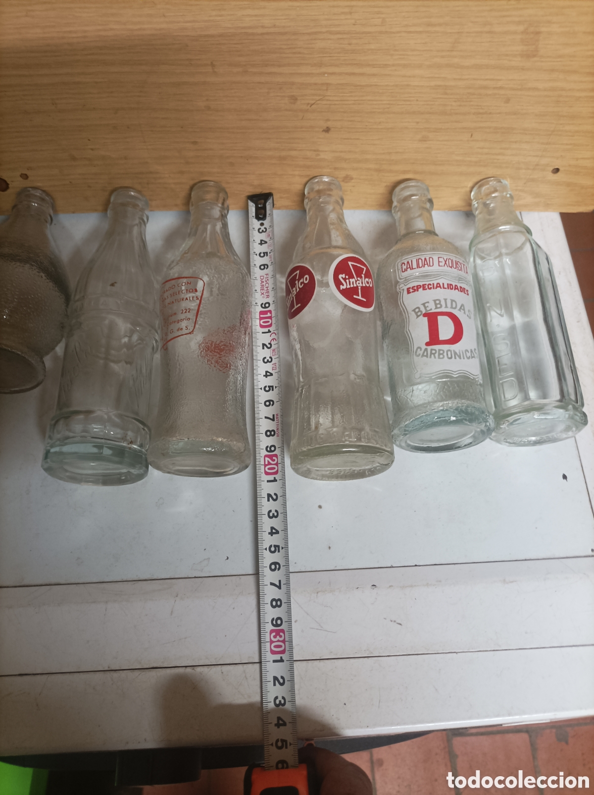 Botellas antiguas: Lote de siete botellas de bebidas - Foto 11