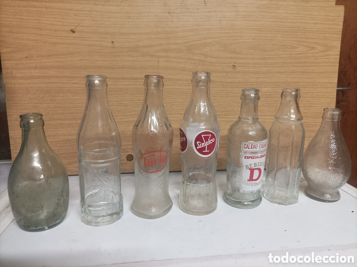 Botellas antiguas: Lote de siete botellas de bebidas - Foto 1