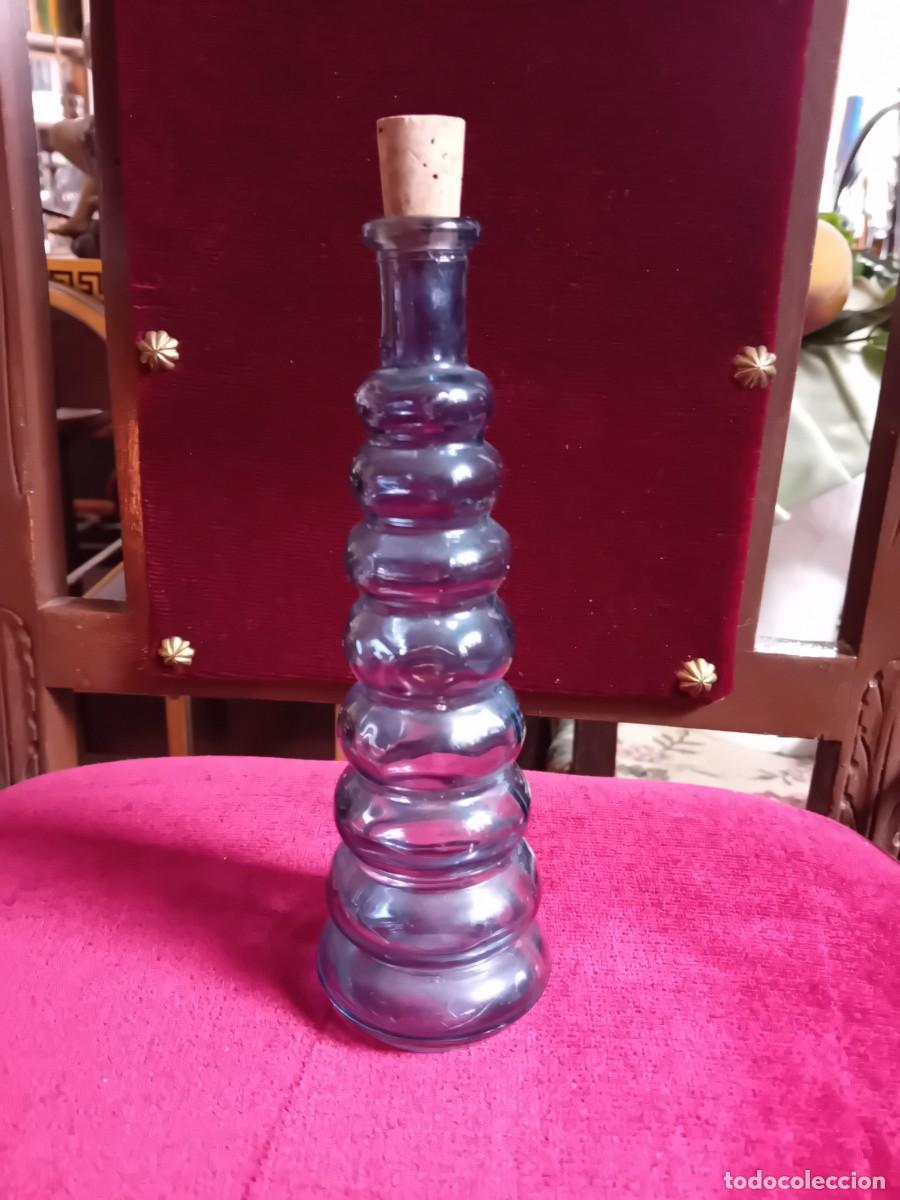 Botellas antiguas: Botella de cristal con ocho l&oacute;bulos - Foto 1
