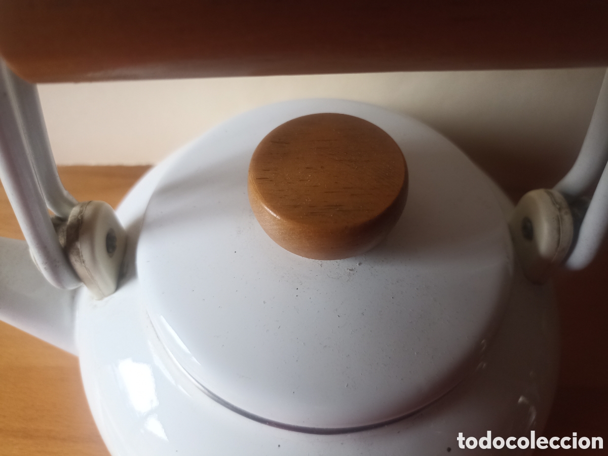 Botellas antiguas: Tetera esmaltada blanca con asa de madera - Foto 3