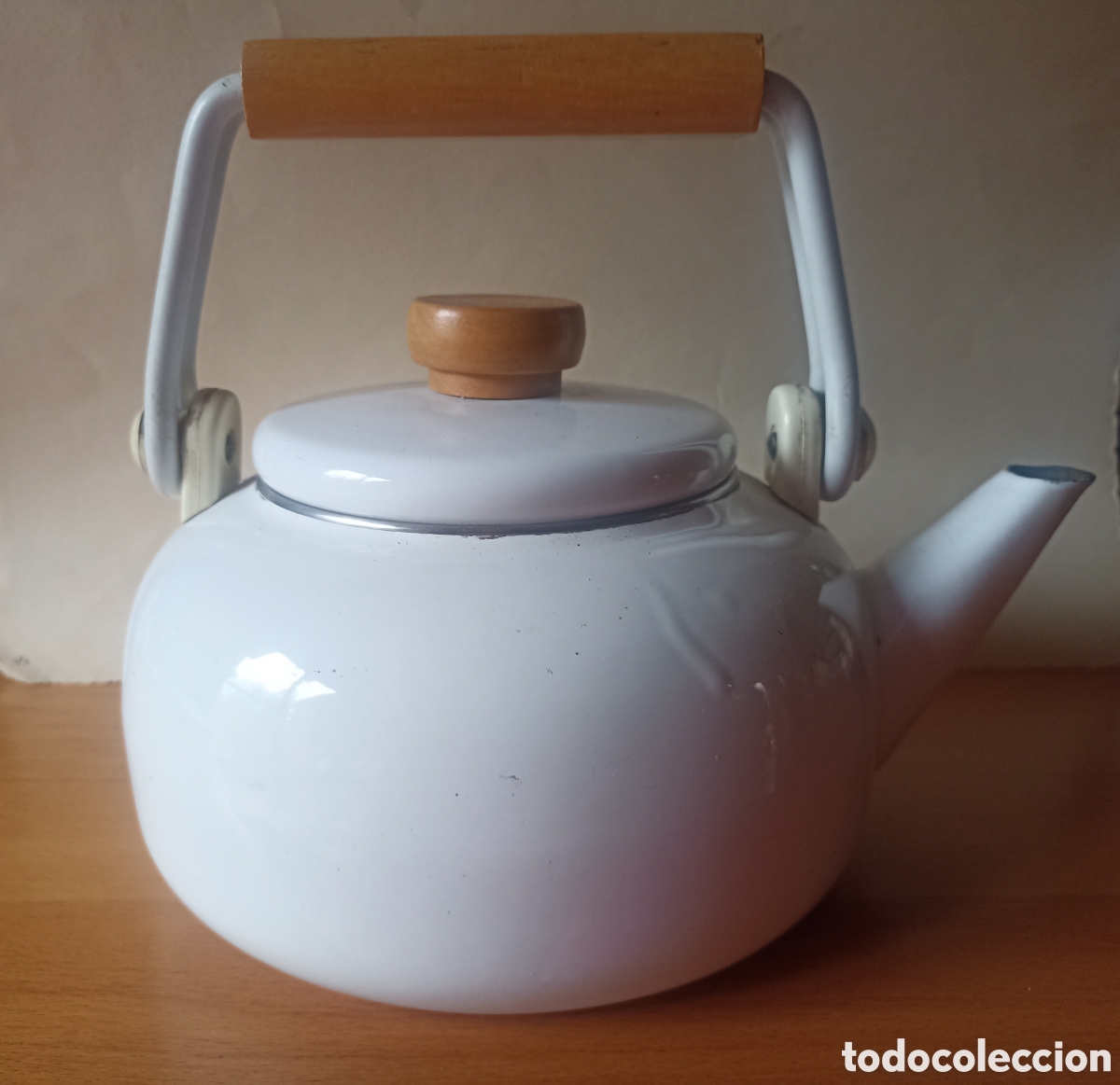 Botellas antiguas: Tetera esmaltada blanca con asa de madera - Foto 2