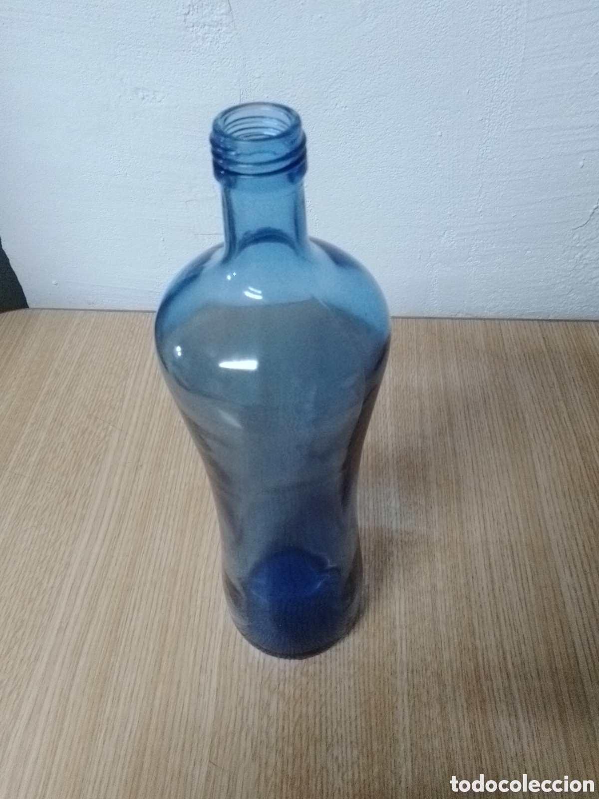 Botellas antiguas: botella decorativa azul claro - Foto 3