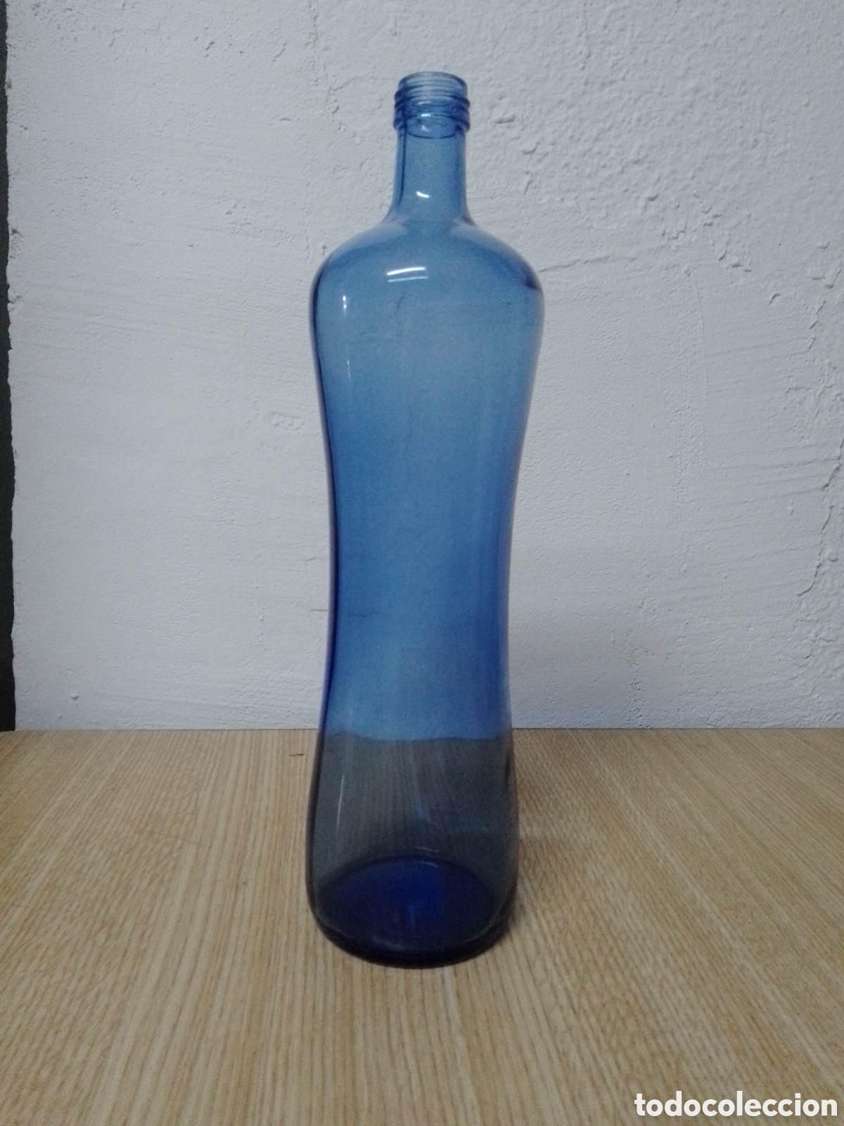 Botellas antiguas: botella decorativa azul claro - Foto 1