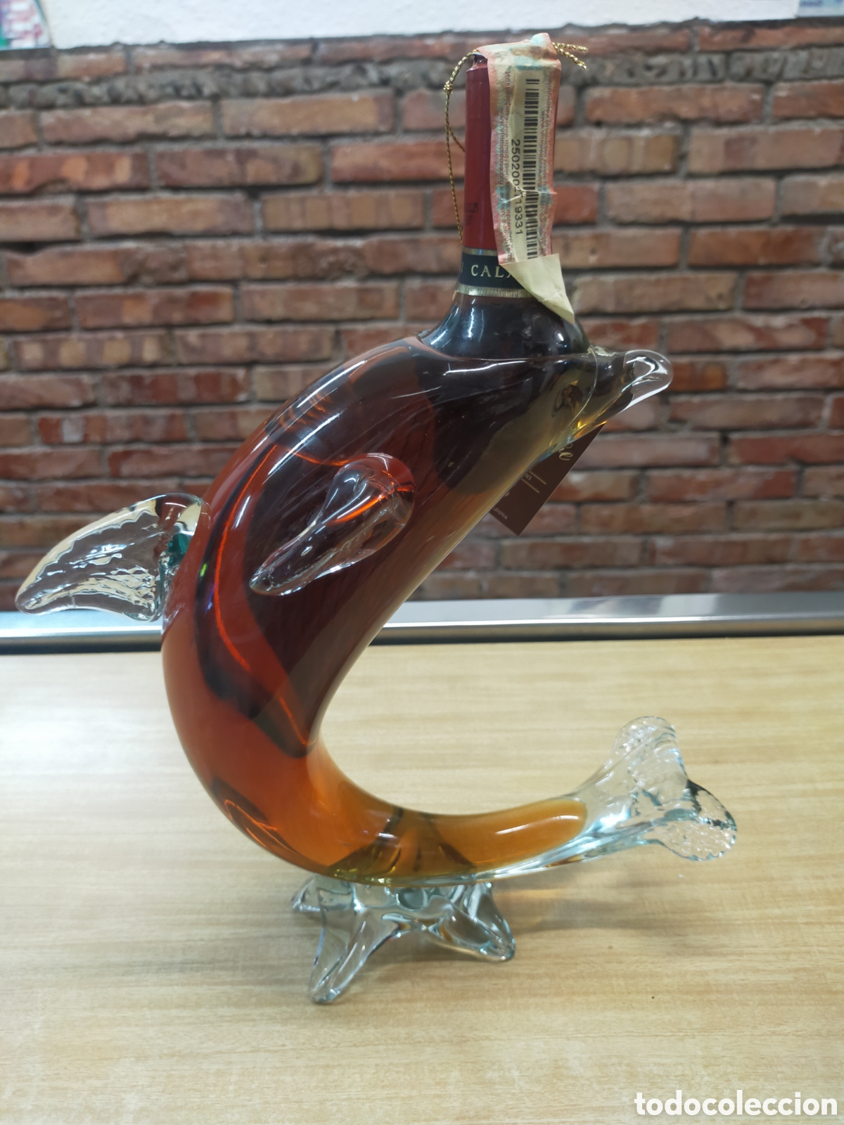 Botellas antiguas: Botella forma de delf&iacute;n, brandy armenio - Foto 2