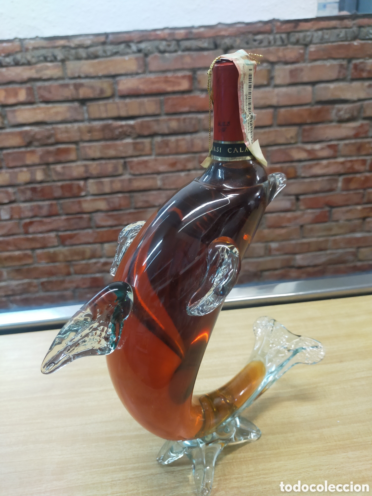 Botellas antiguas: Botella forma de delf&iacute;n, brandy armenio - Foto 3