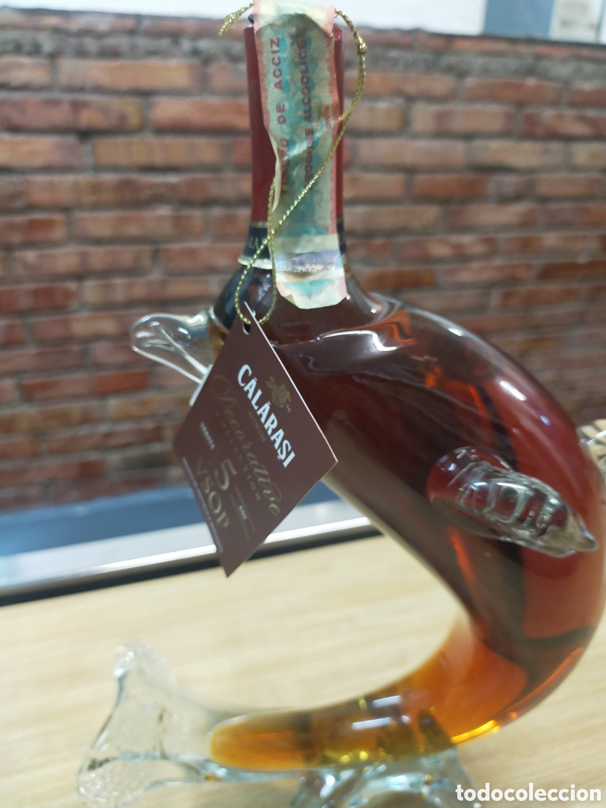 Botellas antiguas: Botella forma de delf&iacute;n, brandy armenio - Foto 4
