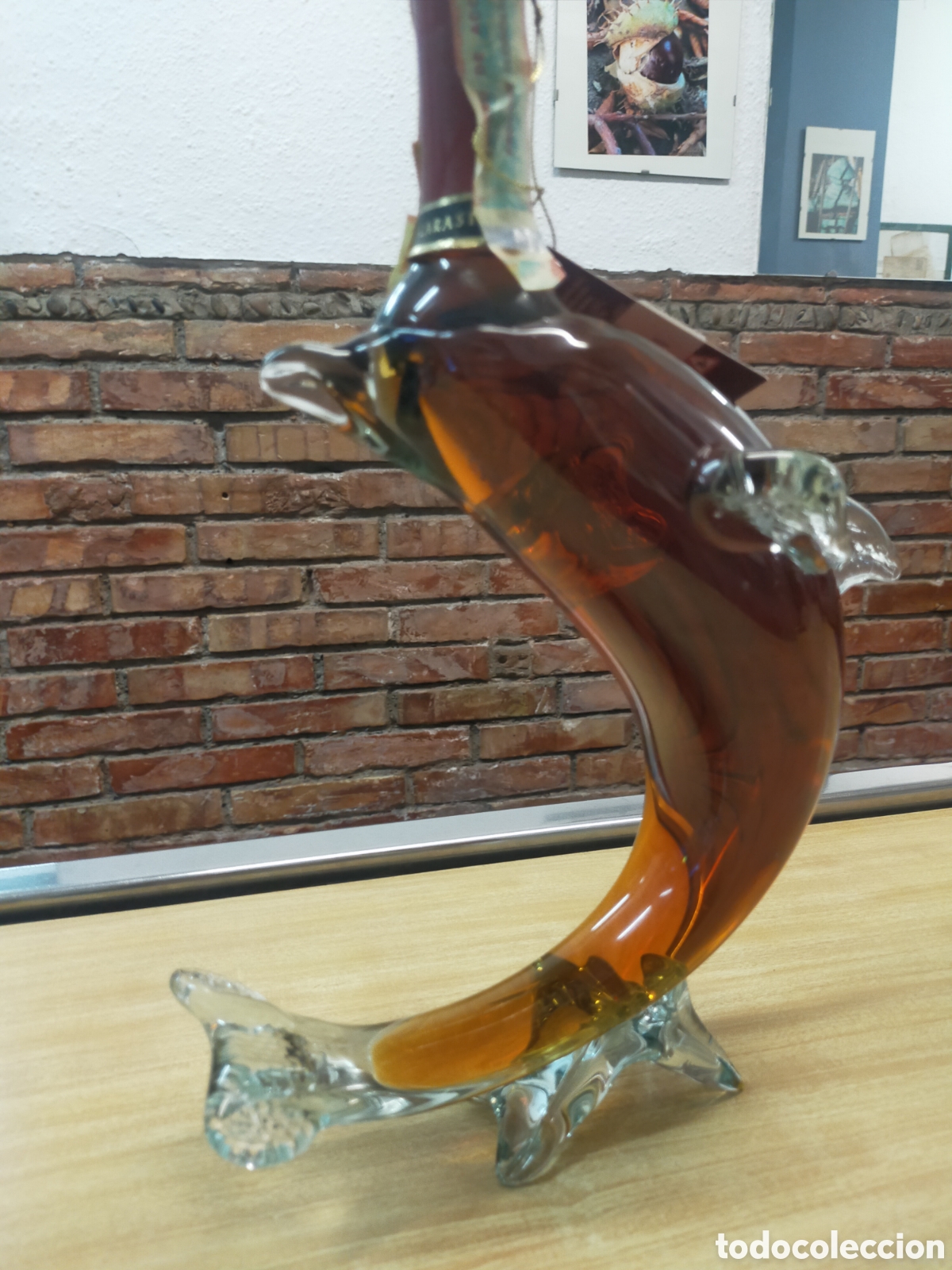 Botellas antiguas: Botella forma de delf&iacute;n, brandy armenio - Foto 1