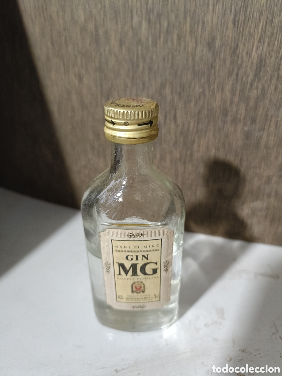 Botellas antiguas: Mini botella de ginebra MG - Foto 1