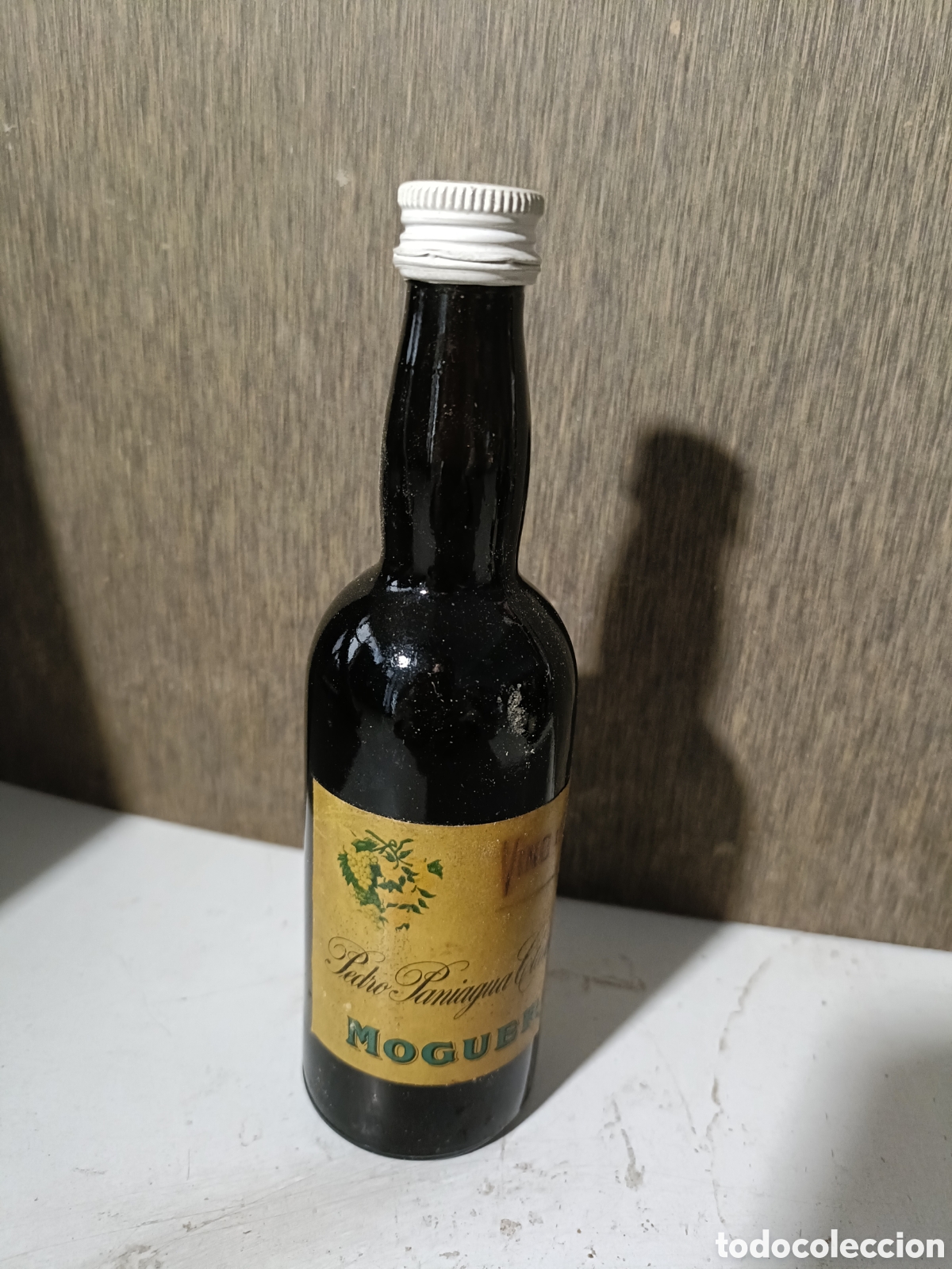 Botellas antiguas: Mini botella de licor Moguer - Foto 1