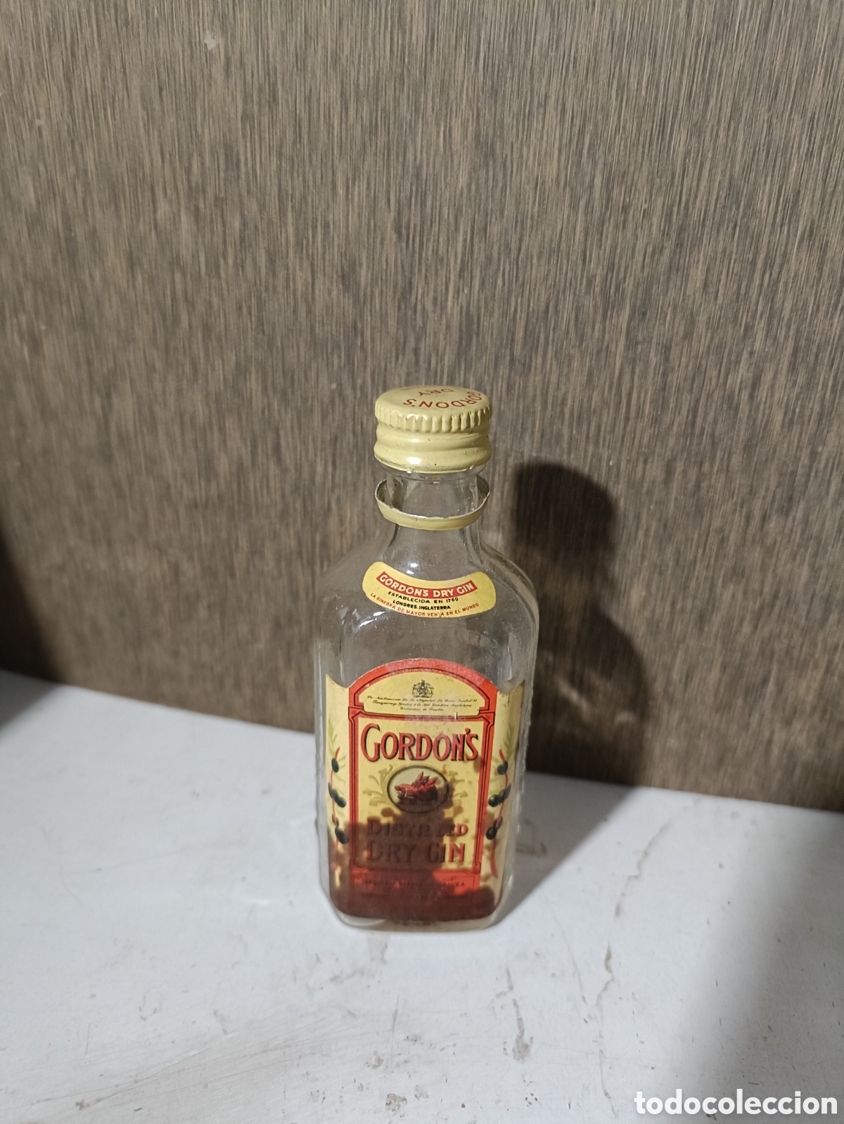 Botellas antiguas: Mini botella de ginebra Gordon - Foto 1