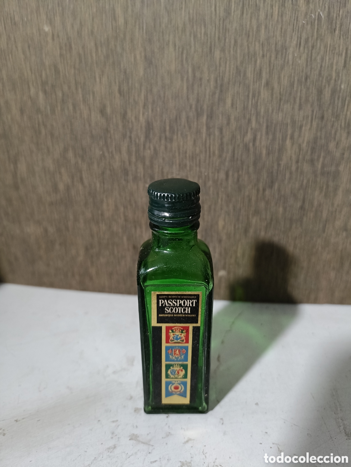 Botellas antiguas: Mini botella de whisky Passport Scotch - Foto 1