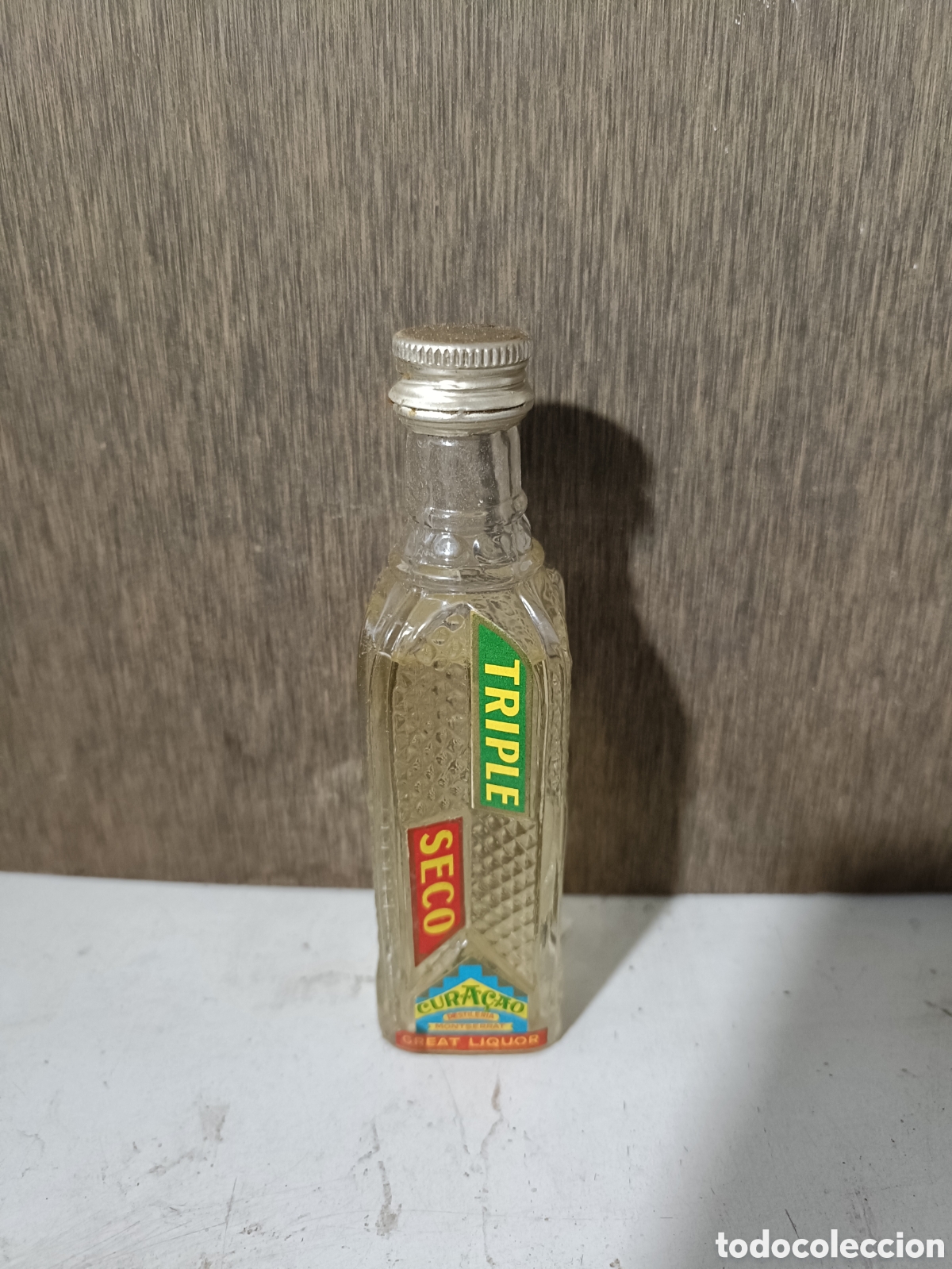 Botellas antiguas: Mini botella de licor Curacao - Foto 1