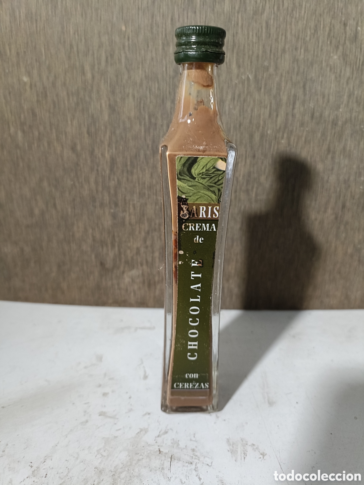 Botellas antiguas: Mini botella de crema de chocolate con cerezas - Foto 1