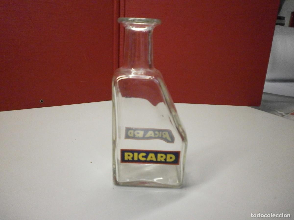 Botellas antiguas: botella de dise&ntilde;o anis ricard - Foto 1