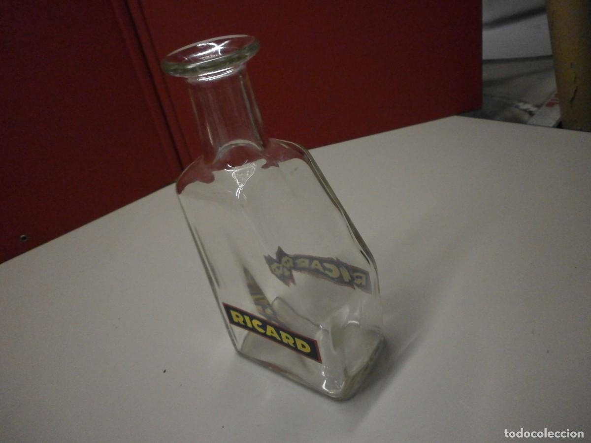 Botellas antiguas: botella de dise&ntilde;o anis ricard - Foto 2