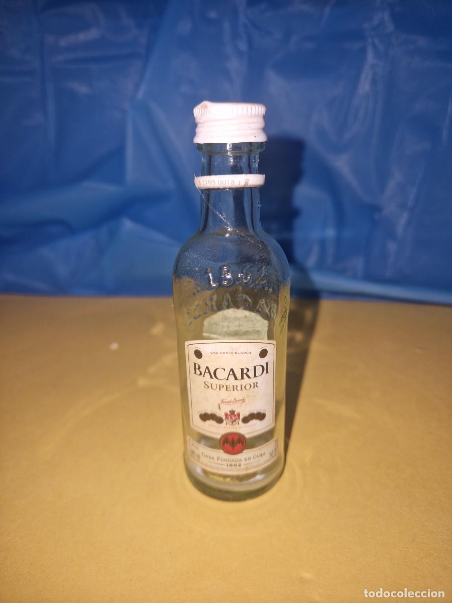 Botellas antiguas: MINI BOTELLA DE CRISTAL RON BACARDI - Foto 1