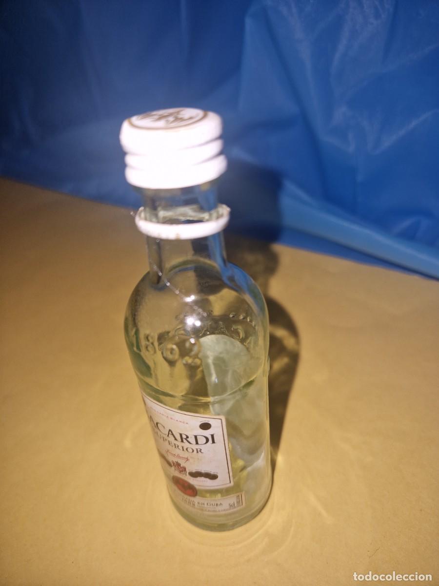 Botellas antiguas: MINI BOTELLA DE CRISTAL RON BACARDI - Foto 2