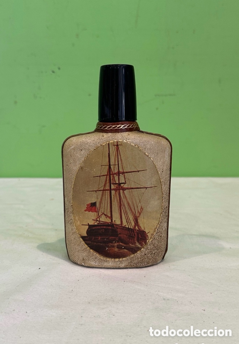 Botellas antiguas: Petaca vintage forrada en cuero pintado motivo barco n&aacute;utico made in italiy. Coleccionable.