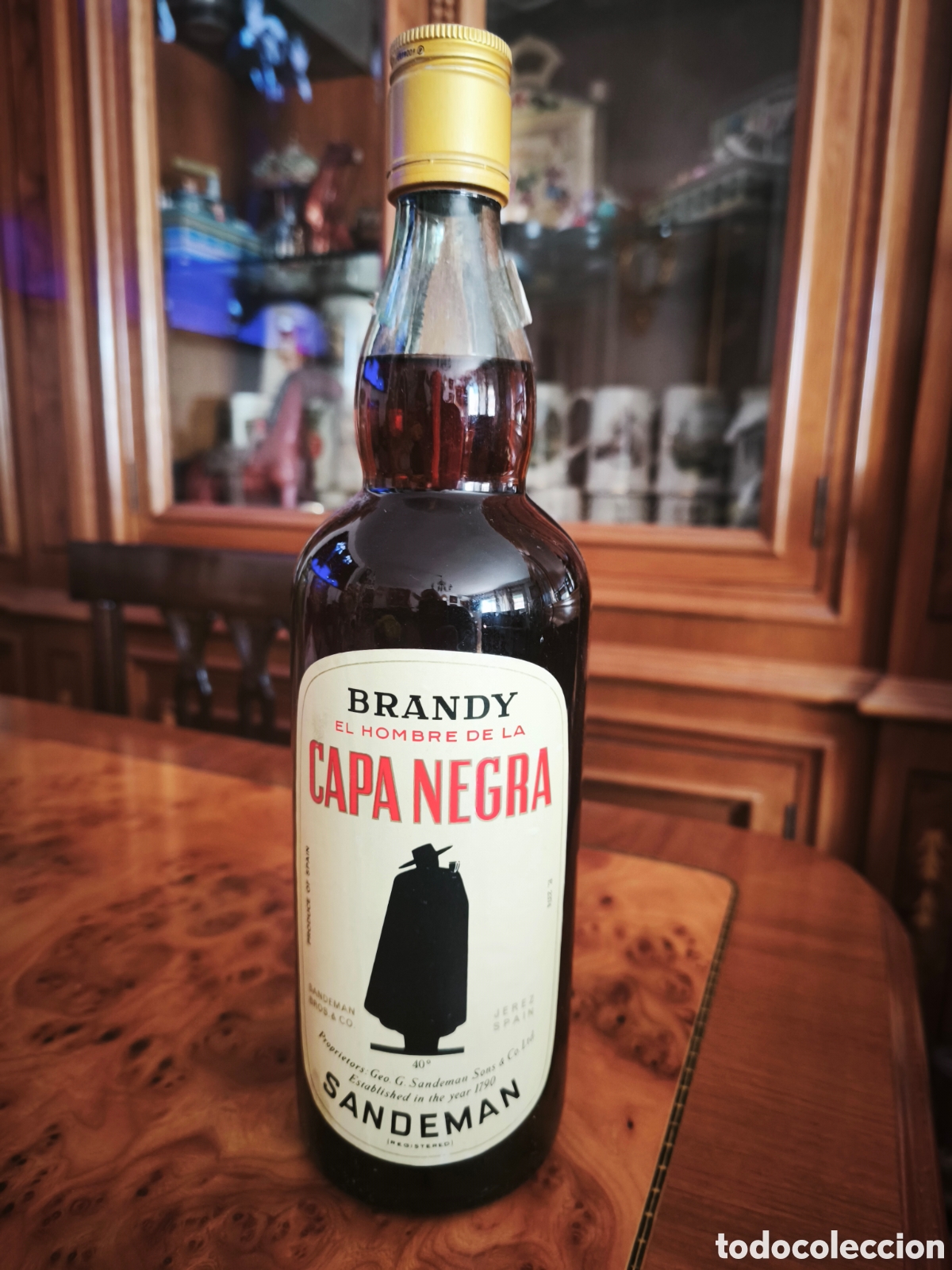 Botellas antiguas: Brandy el hombre de la capa negra. - Foto 1