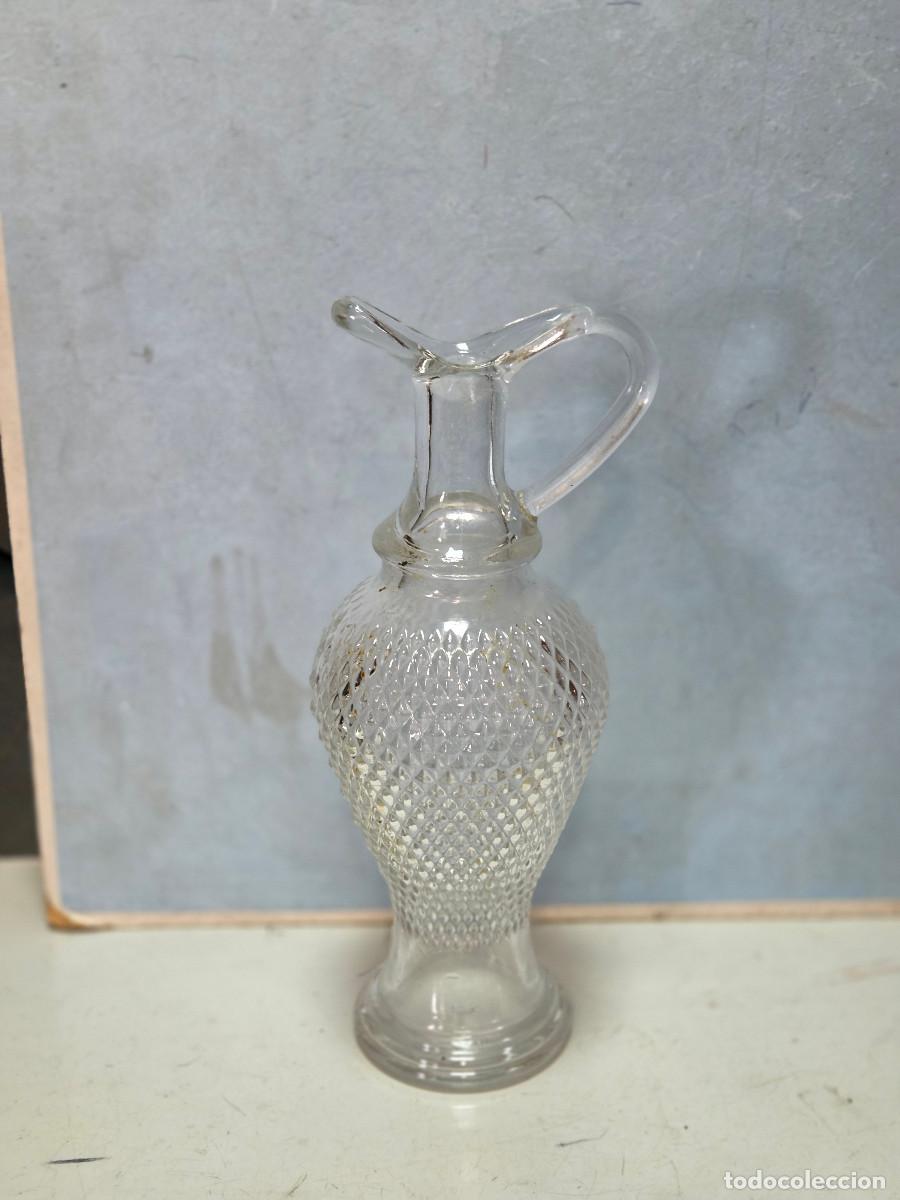 Botellas antiguas: botella de cristal labrado