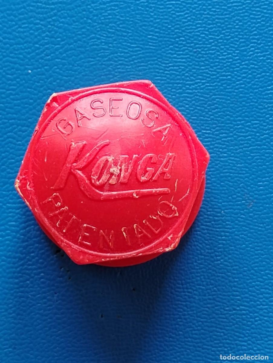 Botellas antiguas: ANTIGUO TAPON DE ROSCA GASEOSA KONGA - PLASTICO ROJO - (USADO)