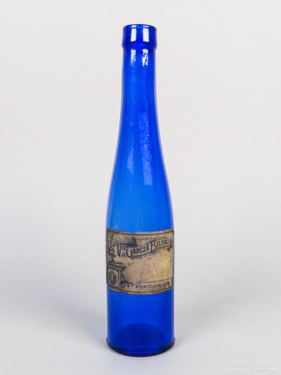 Botellas antiguas: Botella de farmacia en cristal azul Viuda de Garc&iacute;a Bilbao primera mitad del siglo XX