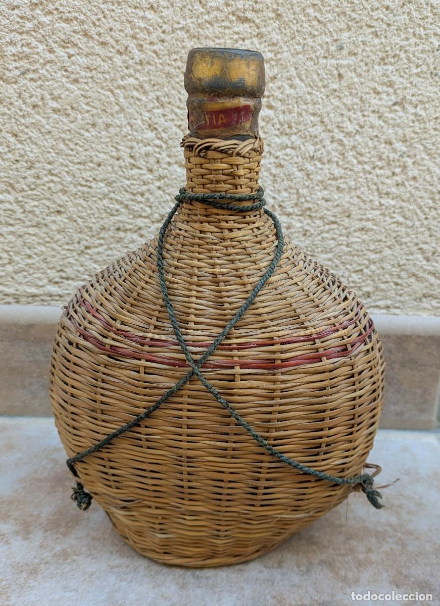 Botellas antiguas: Bonita botella recubierta de mimbre. Vacia
