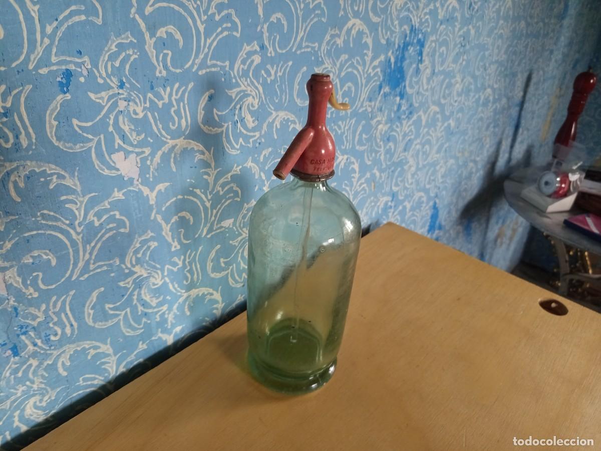 Botellas antiguas: Botella de sif&oacute;n. Capuch&oacute;n de pl&aacute;stico. Vintage. - Foto 2