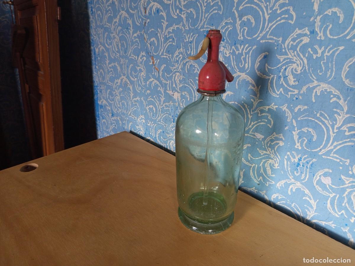 Botellas antiguas: Botella de sif&oacute;n. Capuch&oacute;n de pl&aacute;stico. Vintage. - Foto 6