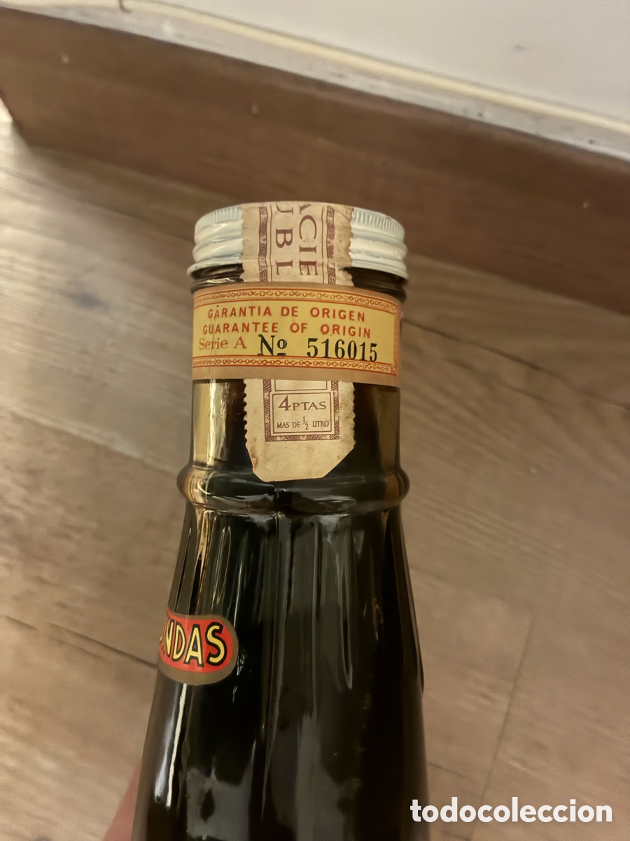 Botellas antiguas: Licor de guindas Miura - Foto 2
