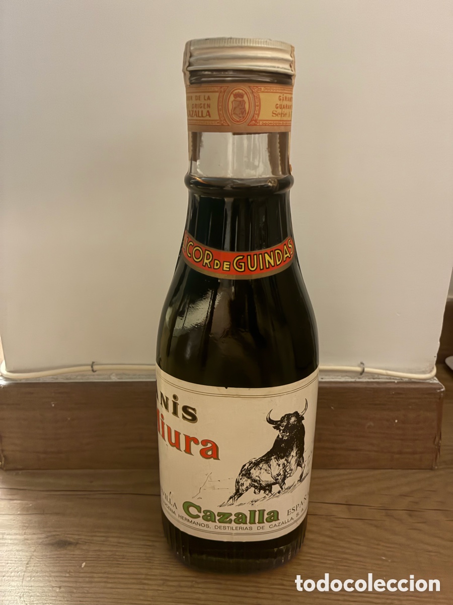 Botellas antiguas: Licor de guindas Miura