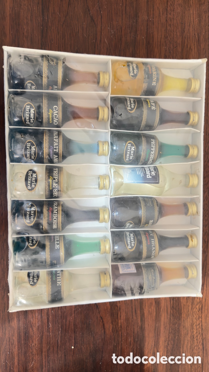 Botellas antiguas: Caja de botellines Marie Brizard