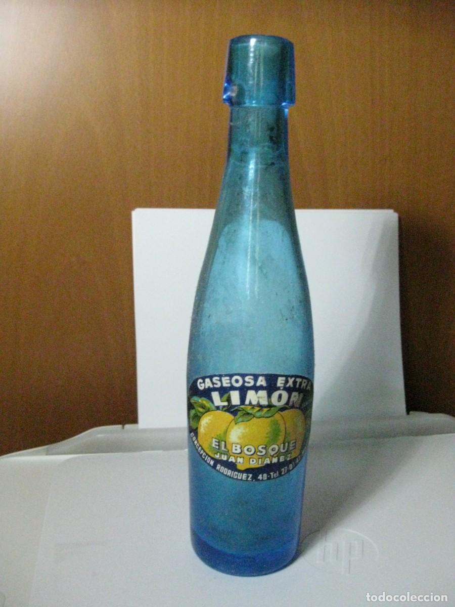 Botellas antiguas: GASEOSA PEQUE&Ntilde;A AZUL TURQUESA CON ETIQUETA *EL BOSQUE -JUAN DIANEZ - MADRID*