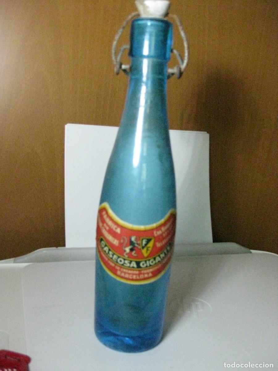Botellas antiguas: GASEOSA PEQUE&Ntilde;A AZUL TURQUESA CON ETIQUETA **GASEOSA GIGANTE - BARCELONA**