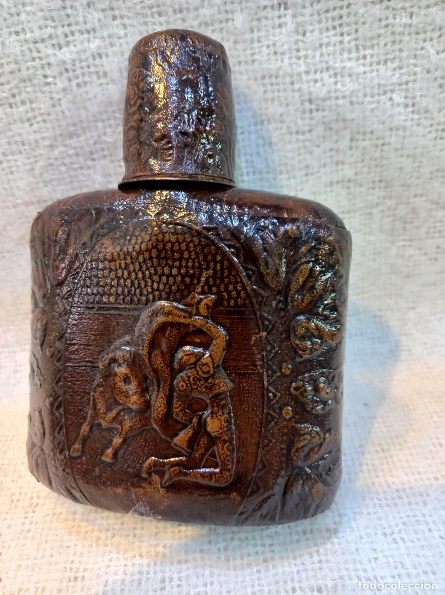 Botellas antiguas: PETACA PIEL-CUERO REPUJADO (12,5cm)