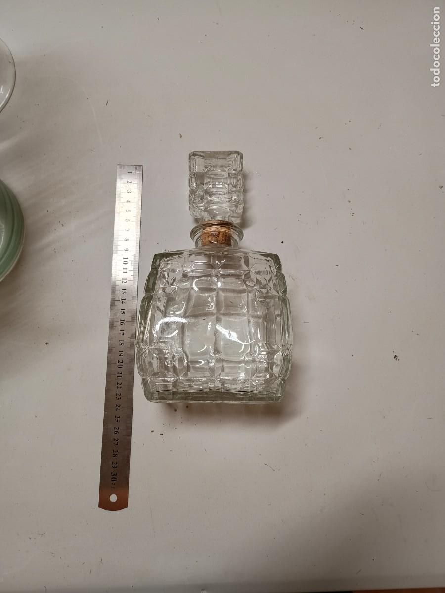 Botellas antiguas: Botella o licorera de cristal tallado