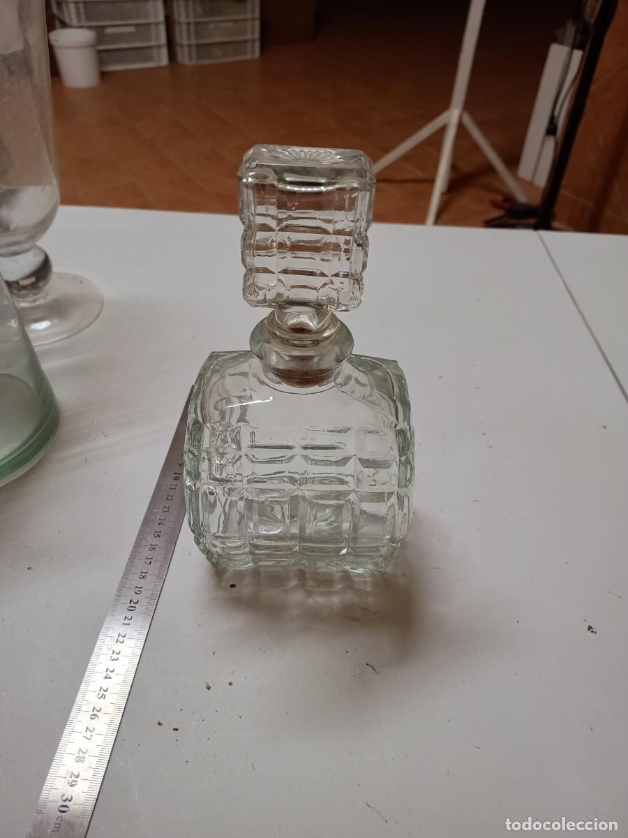 Botellas antiguas: Botella o licorera de cristal tallado - Foto 2