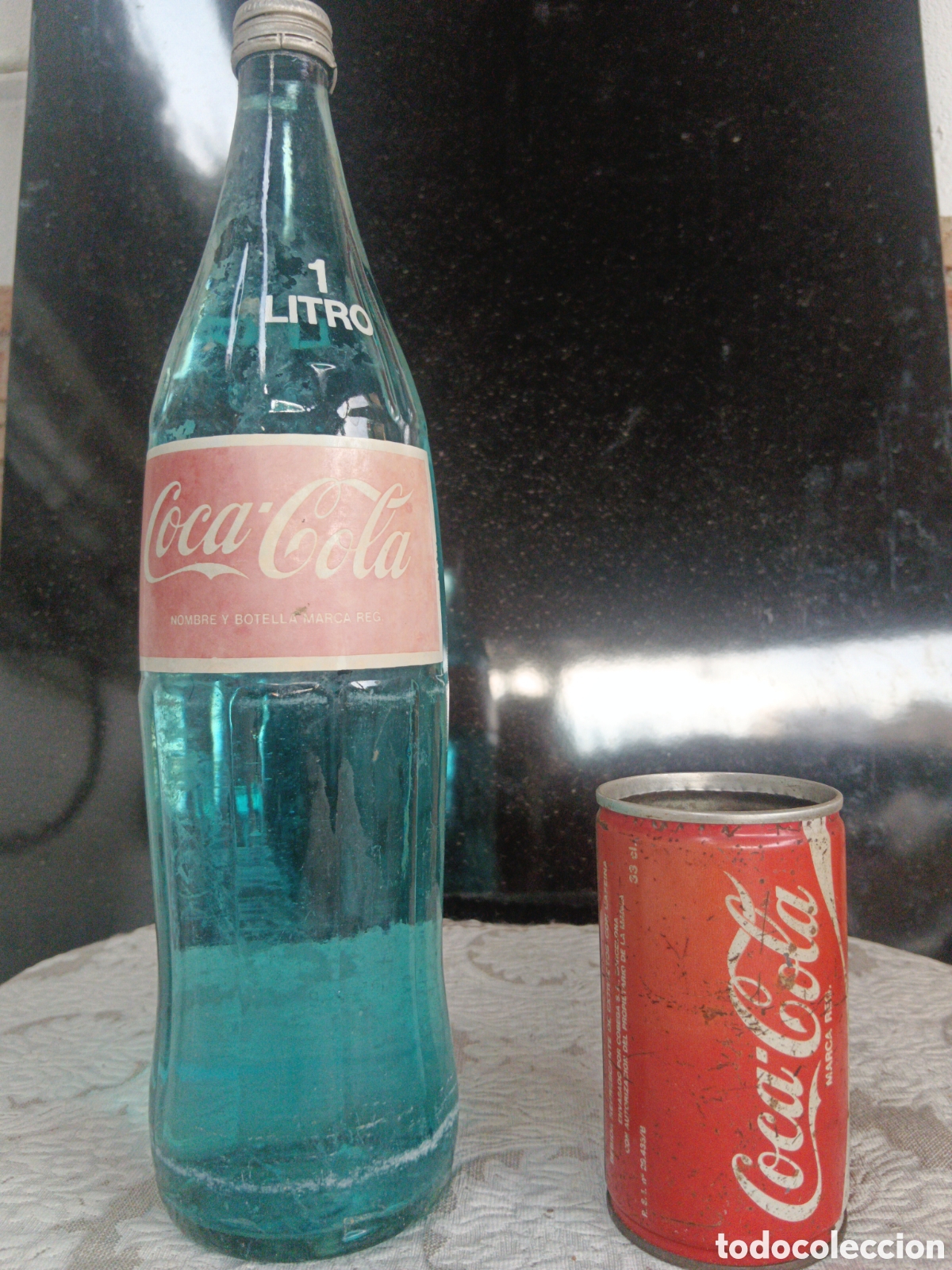 Botellas antiguas: Cocacola botella y lata antigua