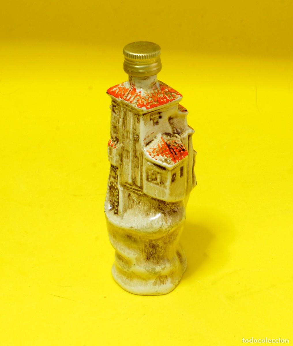 Botellas antiguas: Botella de cer&aacute;mica con forma de las Casas Colgantes de Cuenca, para contener licor resol&iacute;