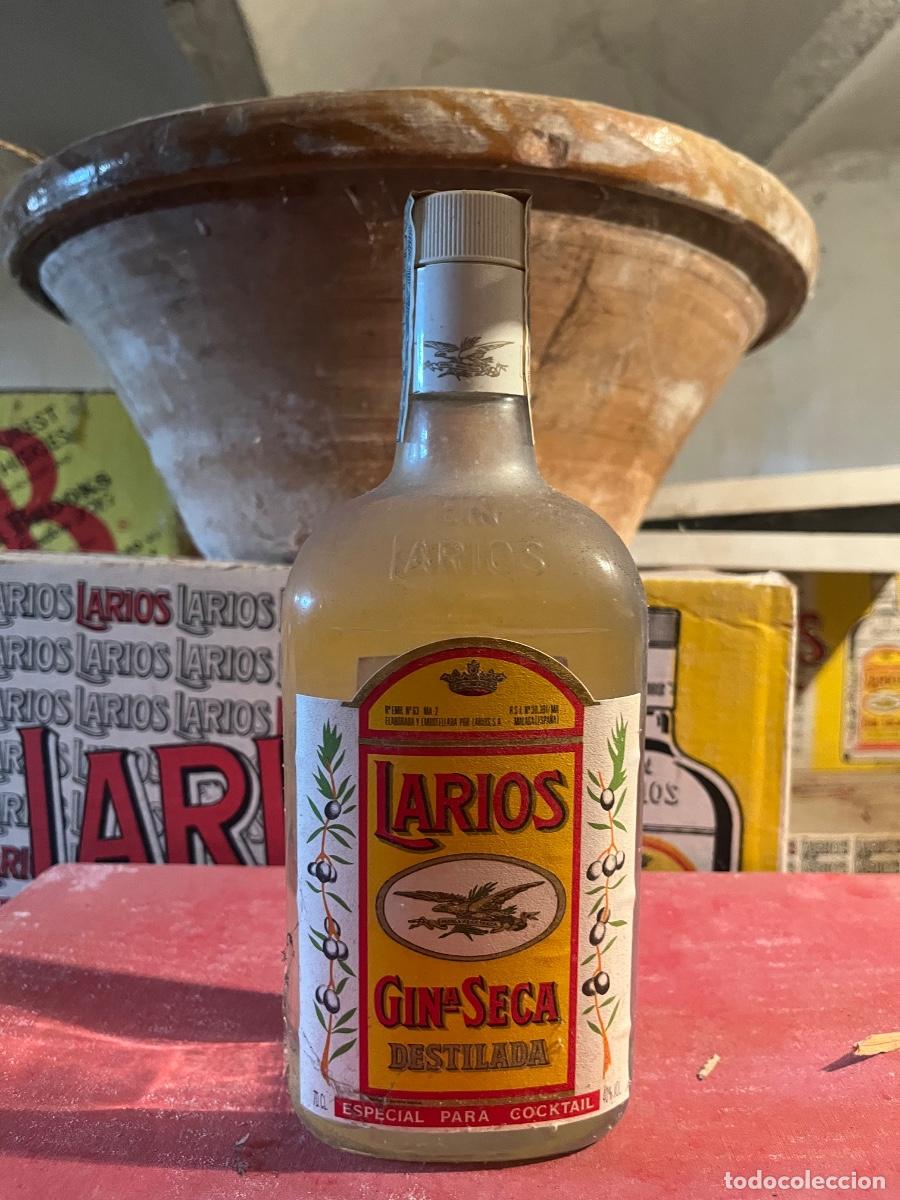 Botellas antiguas: Botella Larios Antigua