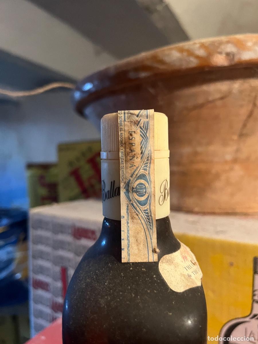 Botellas antiguas: Botella ballantines antigua - Foto 2