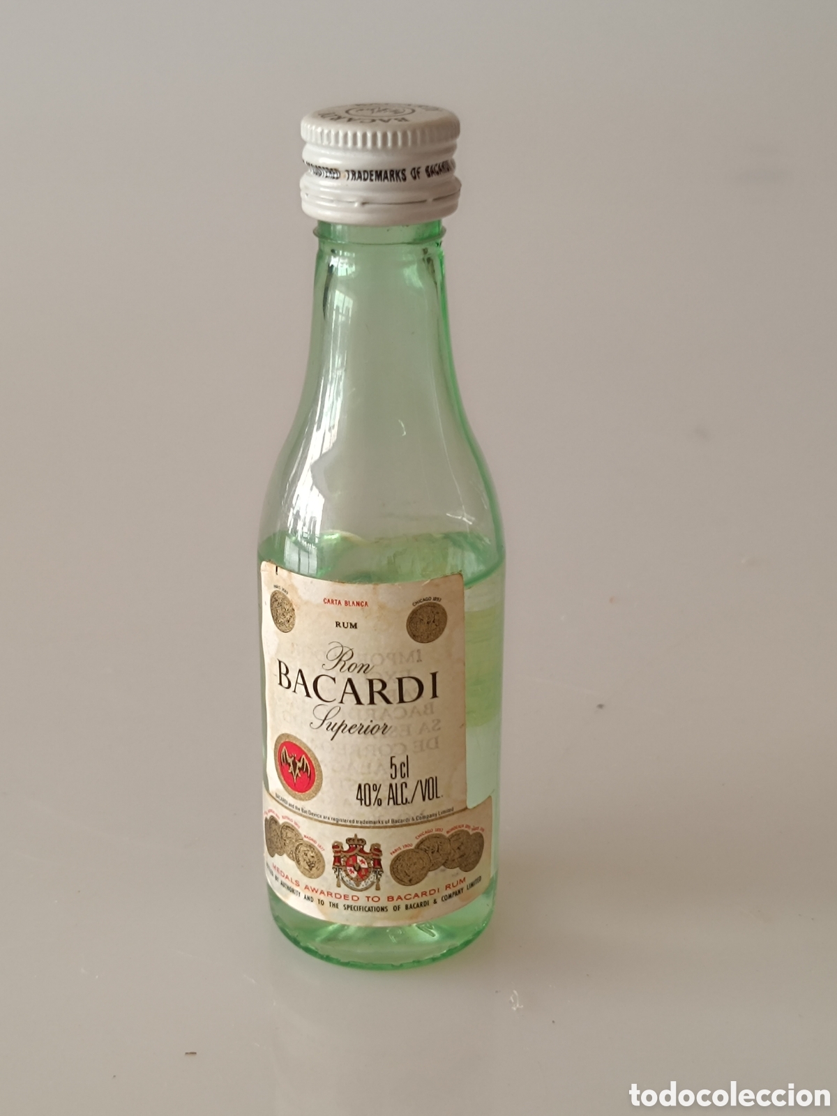 Botellas antiguas: Botell&iacute;n ron bacardi 5cl - Foto 1