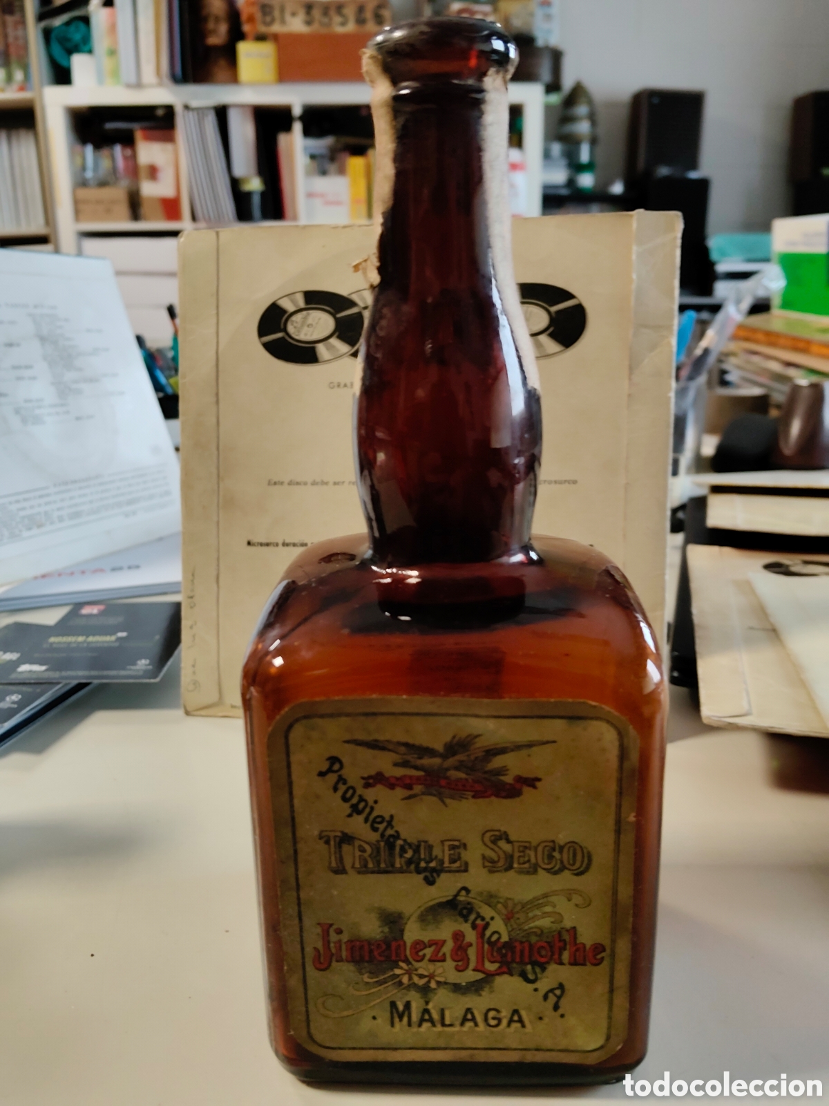 Botellas antiguas: Antigua botella Triple Seco Jimenez & Lumothe M&aacute;laga Larios con sello timbre a metalico Vacia