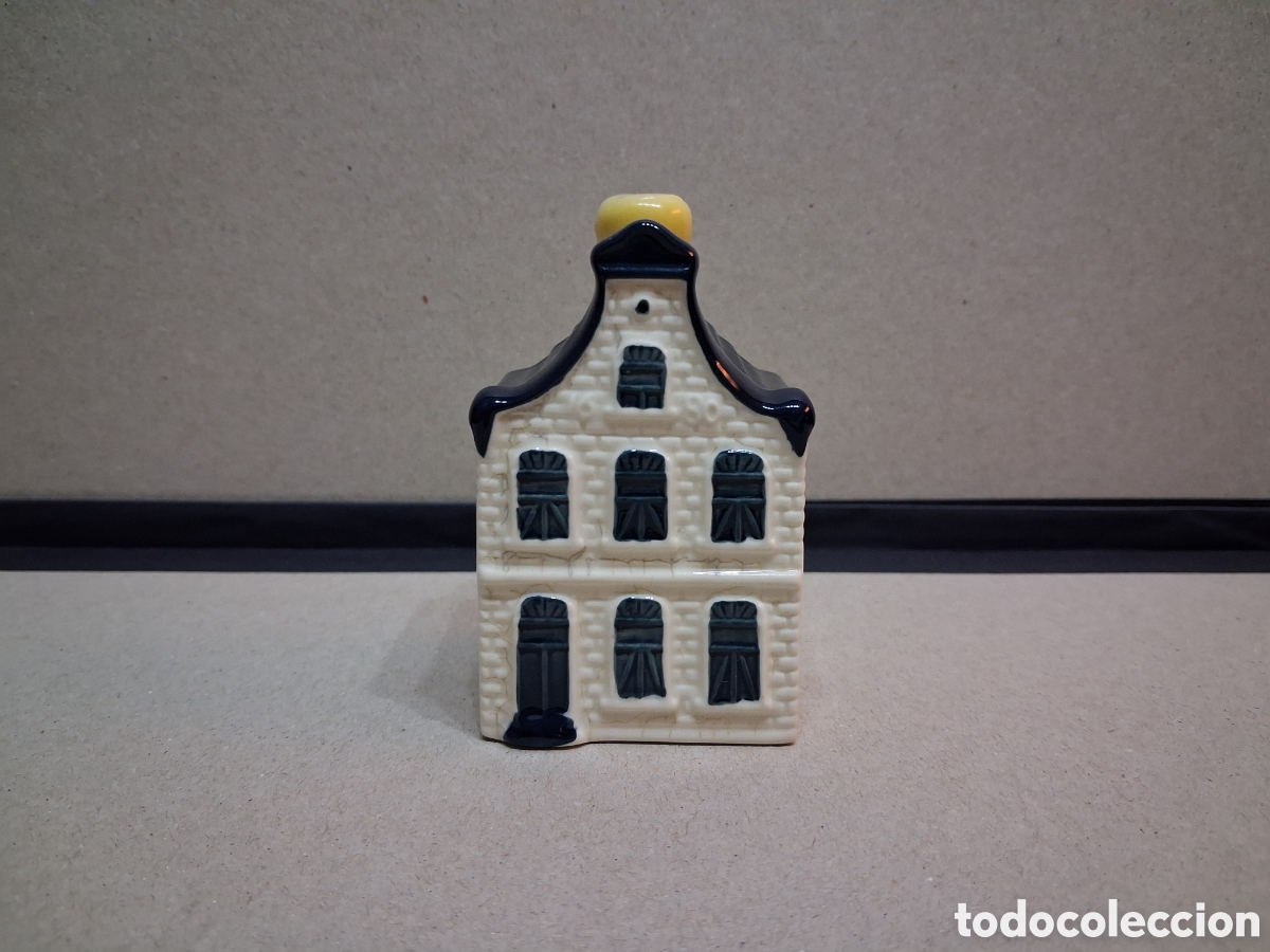 Botellas antiguas: Casita botella en cer&aacute;mica de Delft